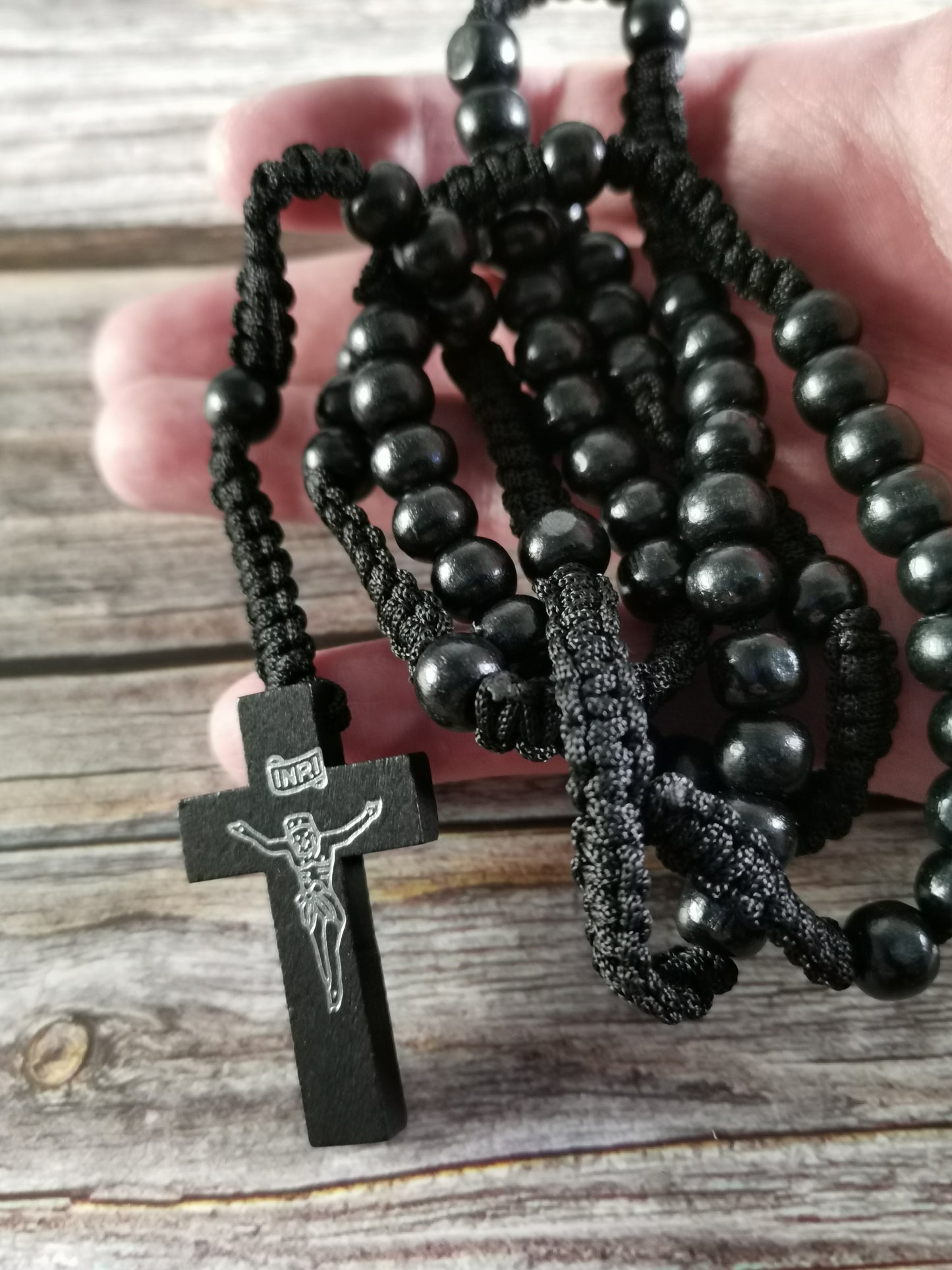 Musta Puinen Ruusukko