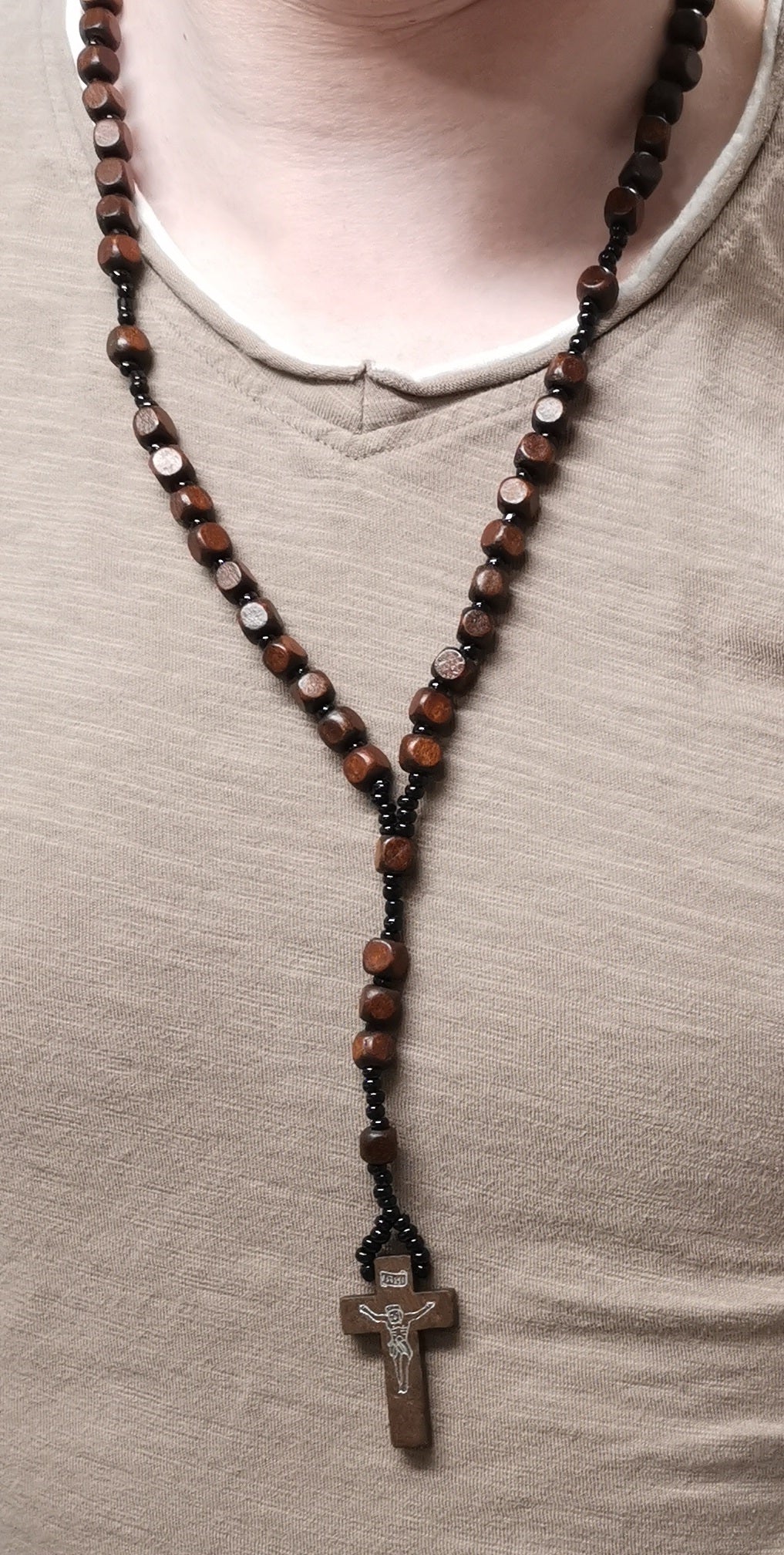 Puinen Tummanruskea Nelikulmahelminen Ruusukko