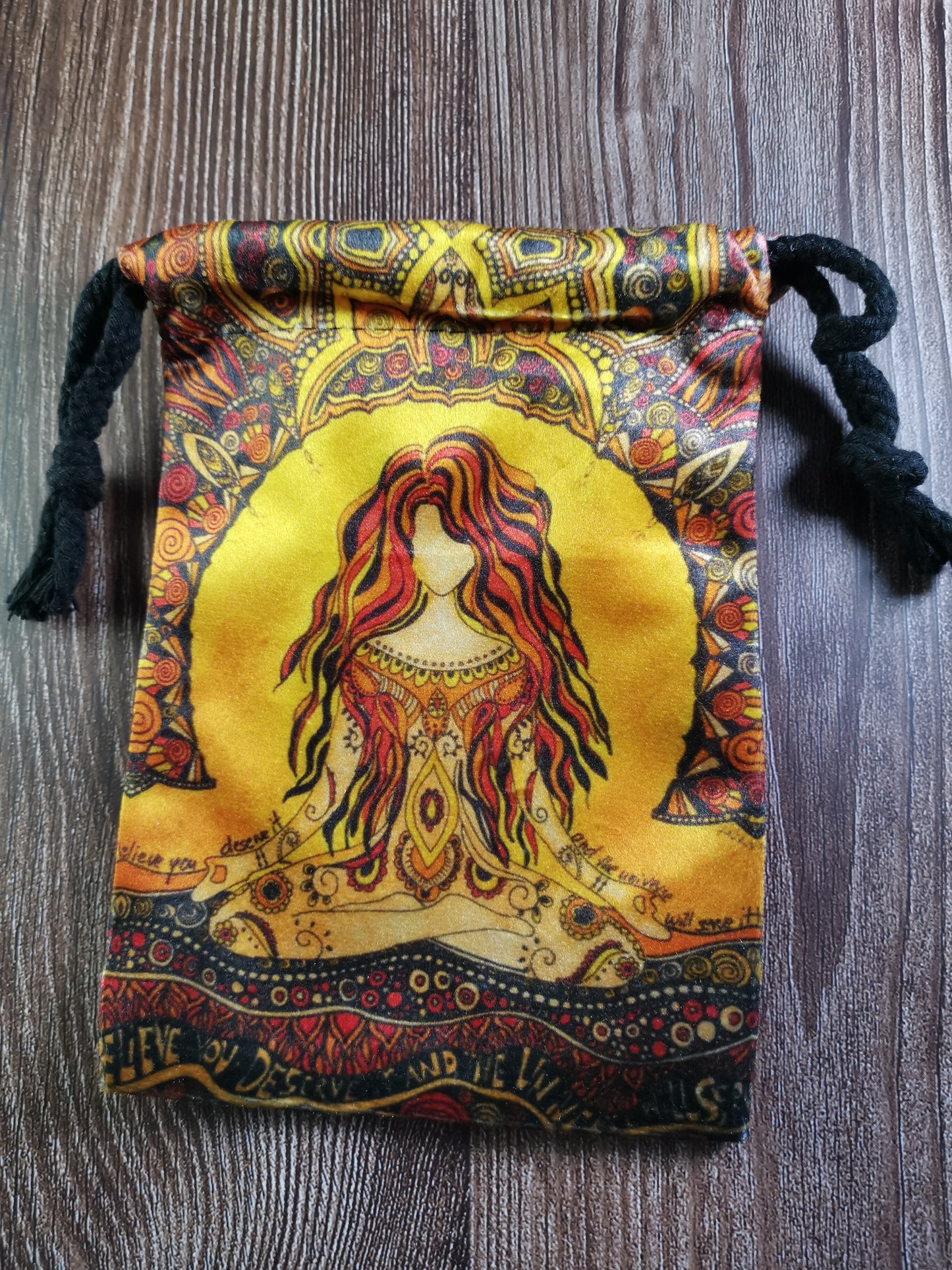 Sun Goddess - Samettinen Keltainen Ja Punainen Pussi