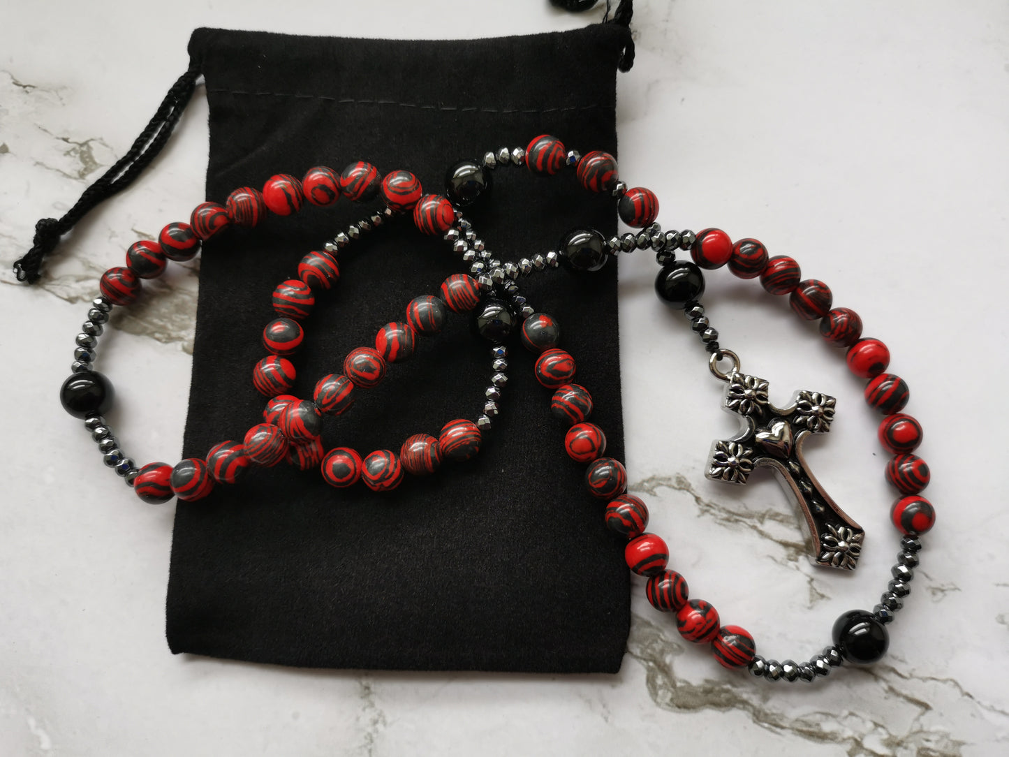 Punahopeamusta Ruusukko