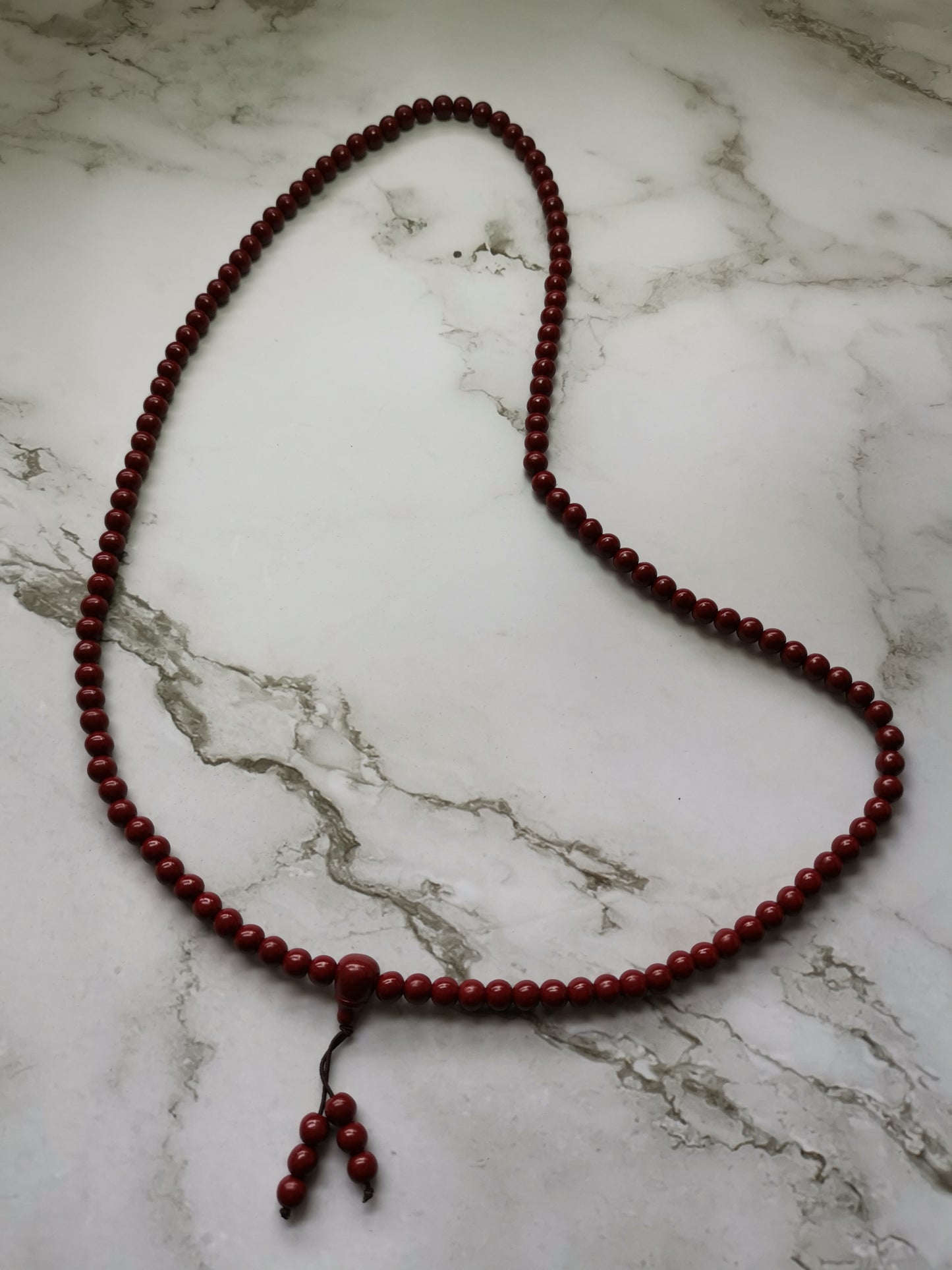 Punainen Helmikoru ja Rannekoru Mala