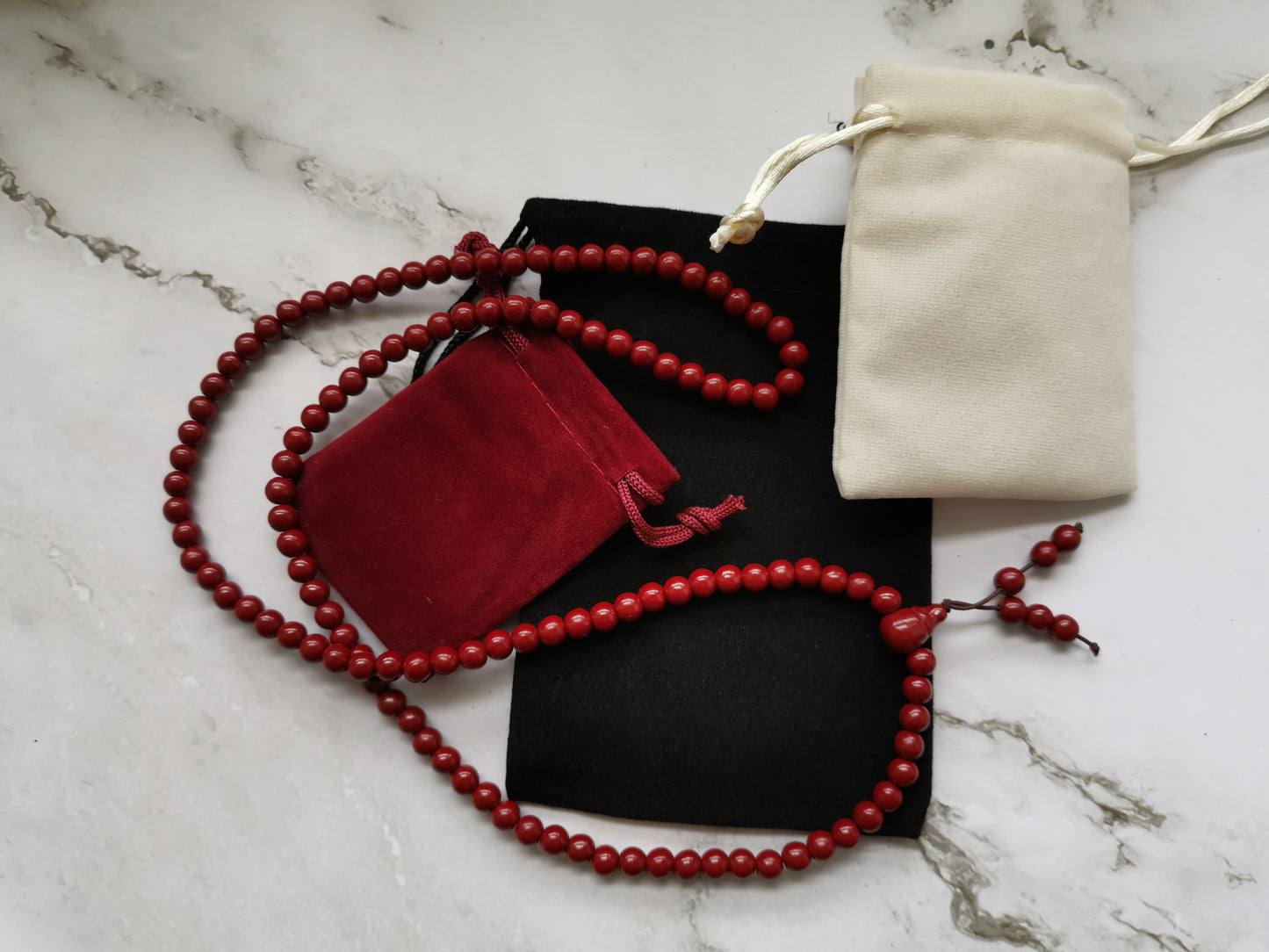 Punainen Helmikoru ja Rannekoru Mala