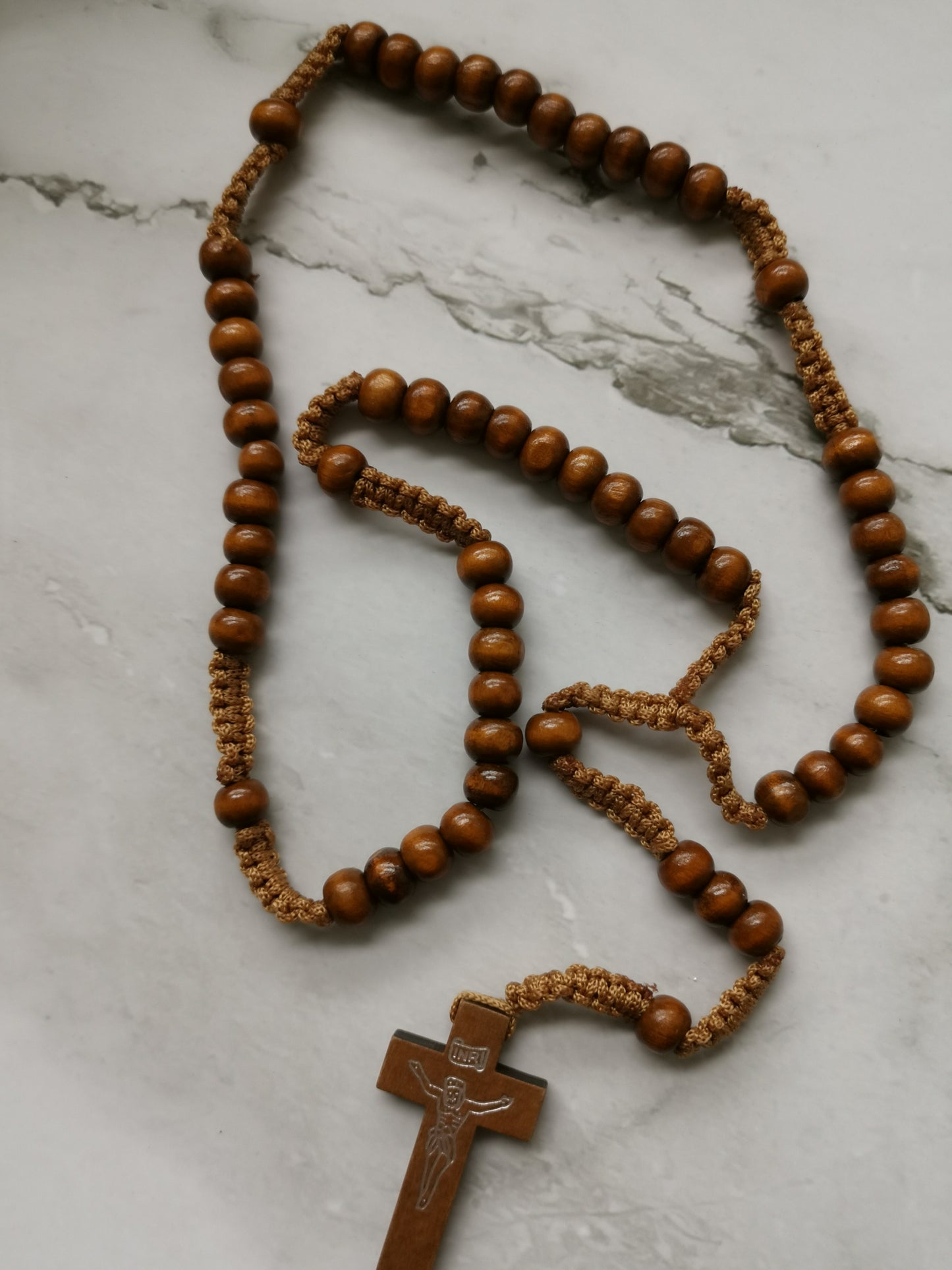 Ruskea Puinen Ruusukko Keltaisella Nauhalla