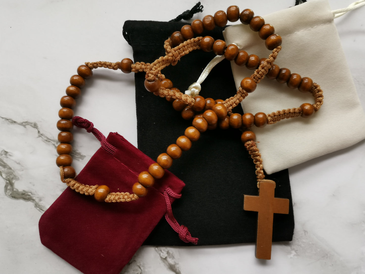 Ruskea Puinen Ruusukko Keltaisella Nauhalla