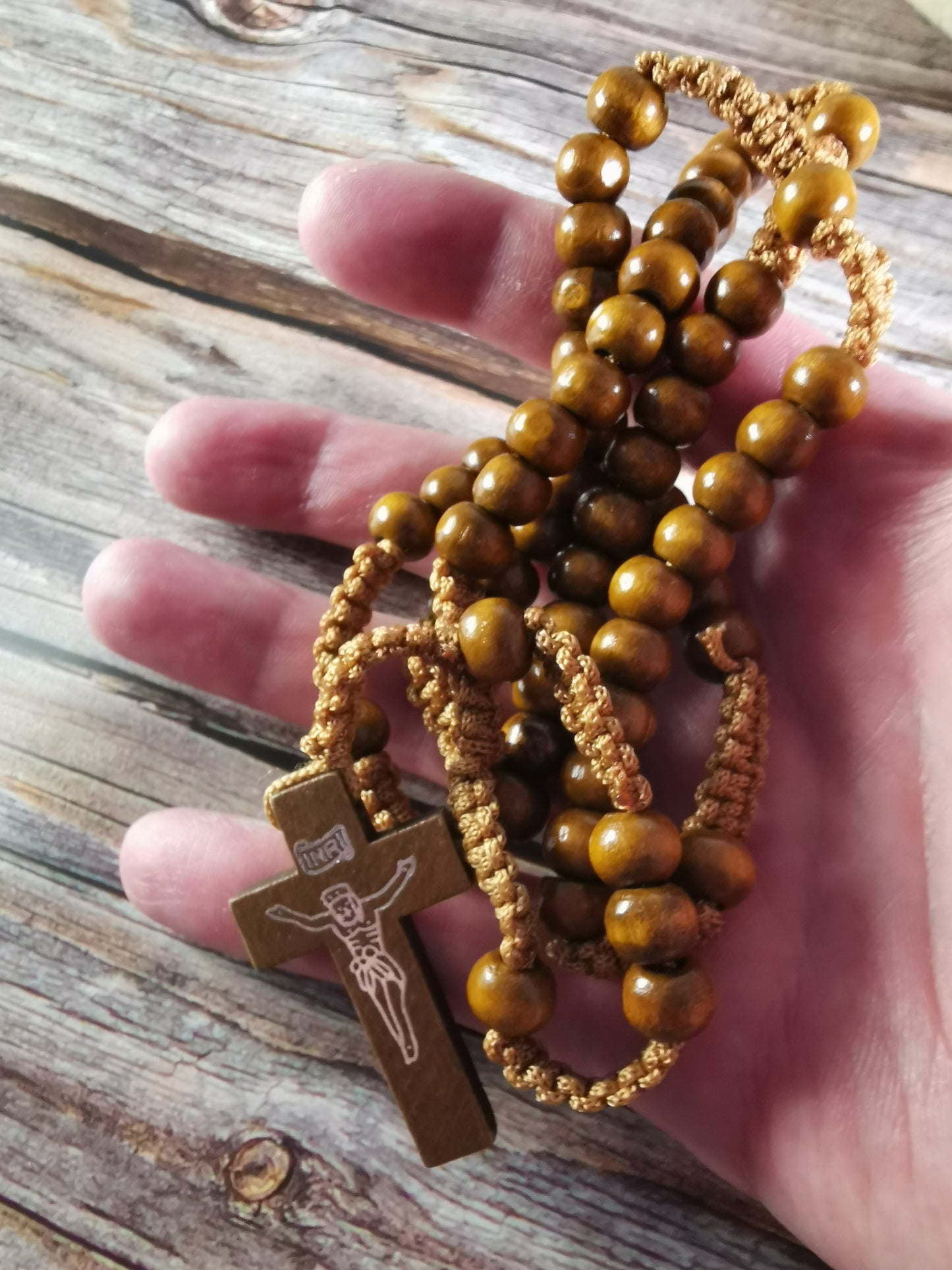 Ruskea Puinen Ruusukko Keltaisella Nauhalla