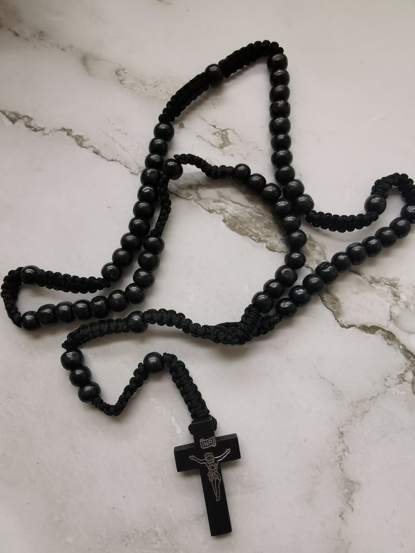 Musta Puinen Ruusukko