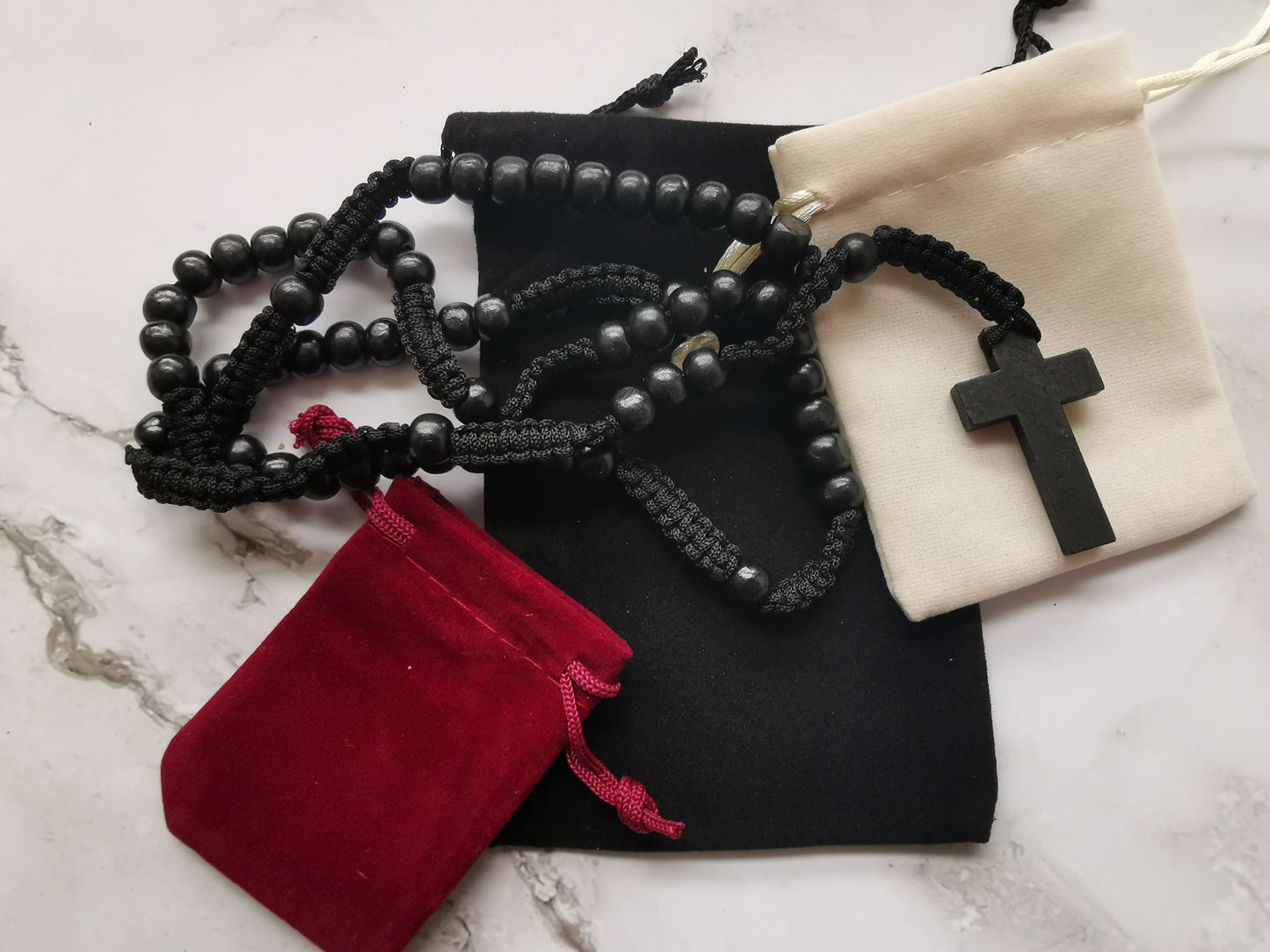 Musta Puinen Ruusukko