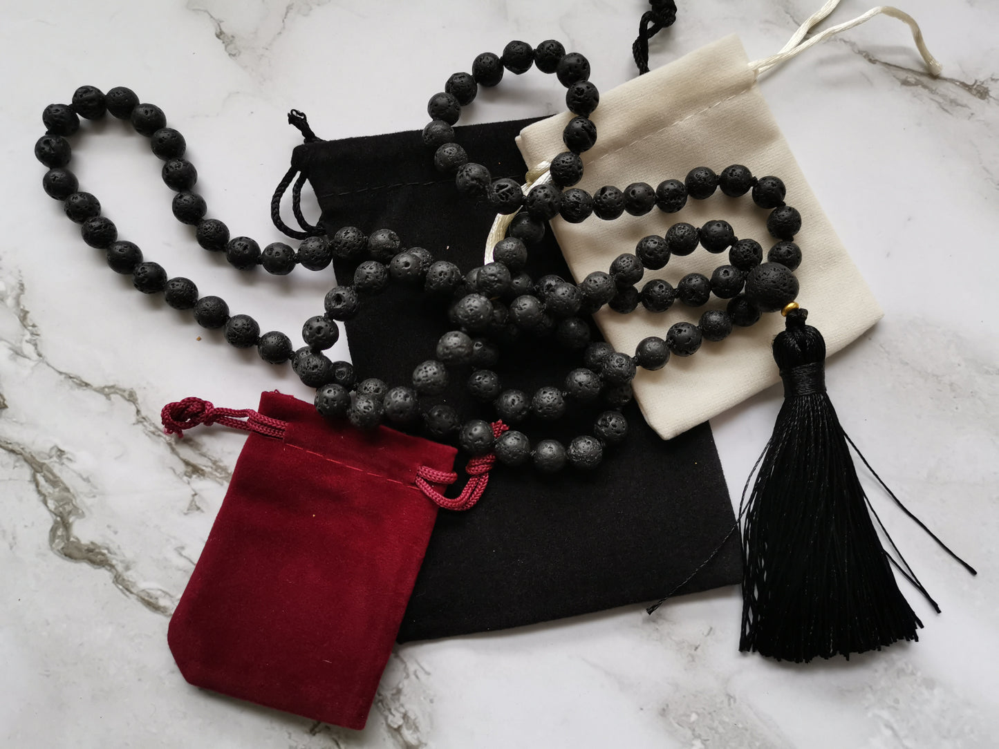 Kivihelminen Musta Mala