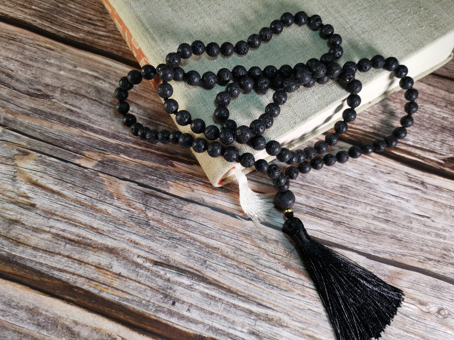 Kivihelminen Musta Mala