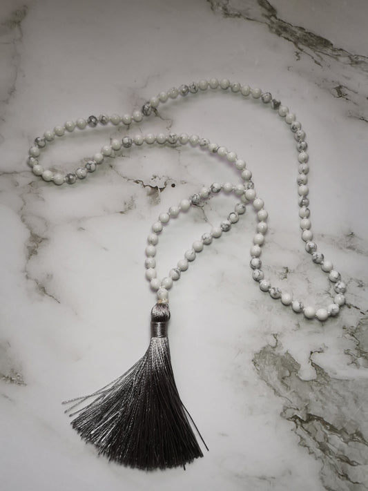 Valkoinen Mala Harmaalla Guru Bead Tupsulla