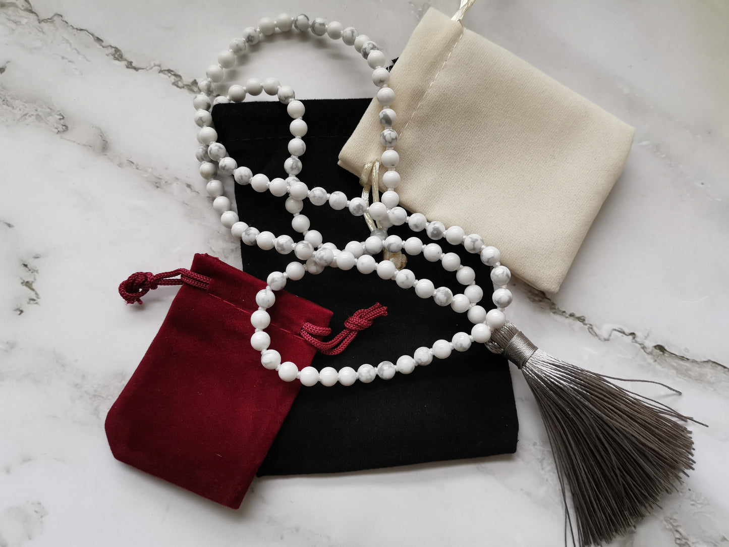 Valkoinen Mala Harmaalla Guru Bead Tupsulla
