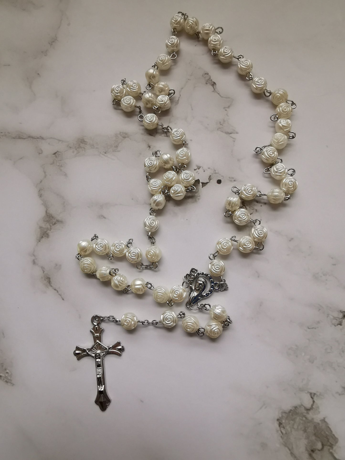 Valkoinen Ruusukuvioinen Ruusukko