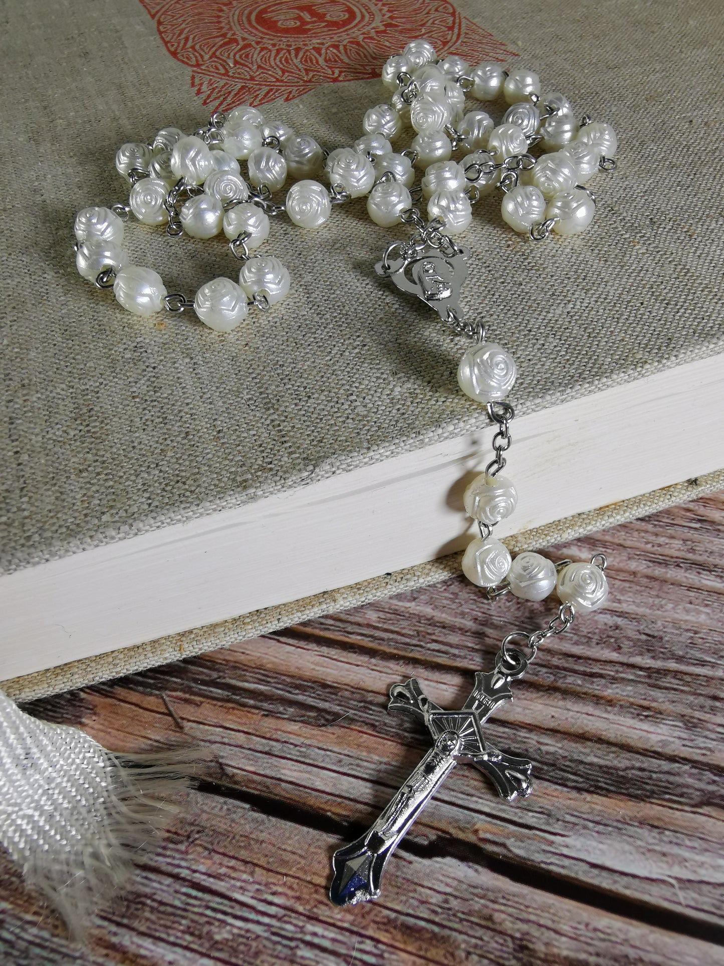 Valkoinen Ruusukuvioinen Ruusukko