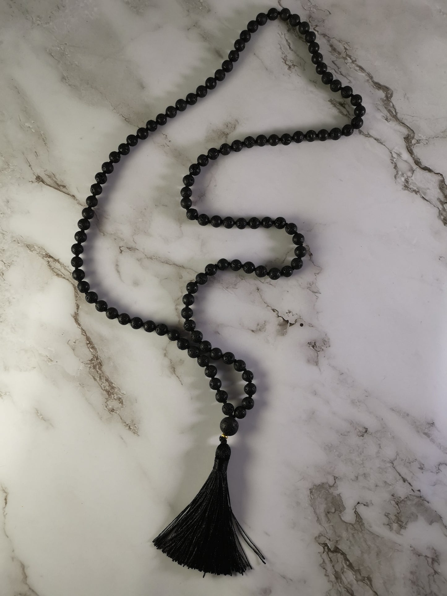 Kivihelminen Musta Mala