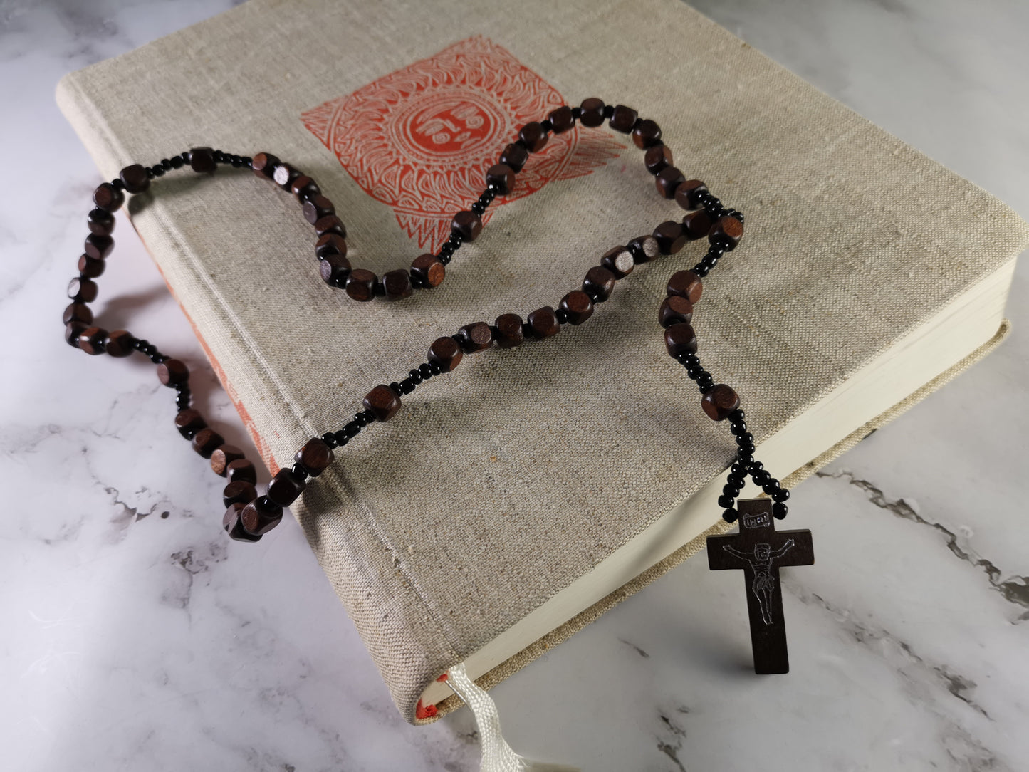 Puinen Tummanruskea Nelikulmahelminen Ruusukko