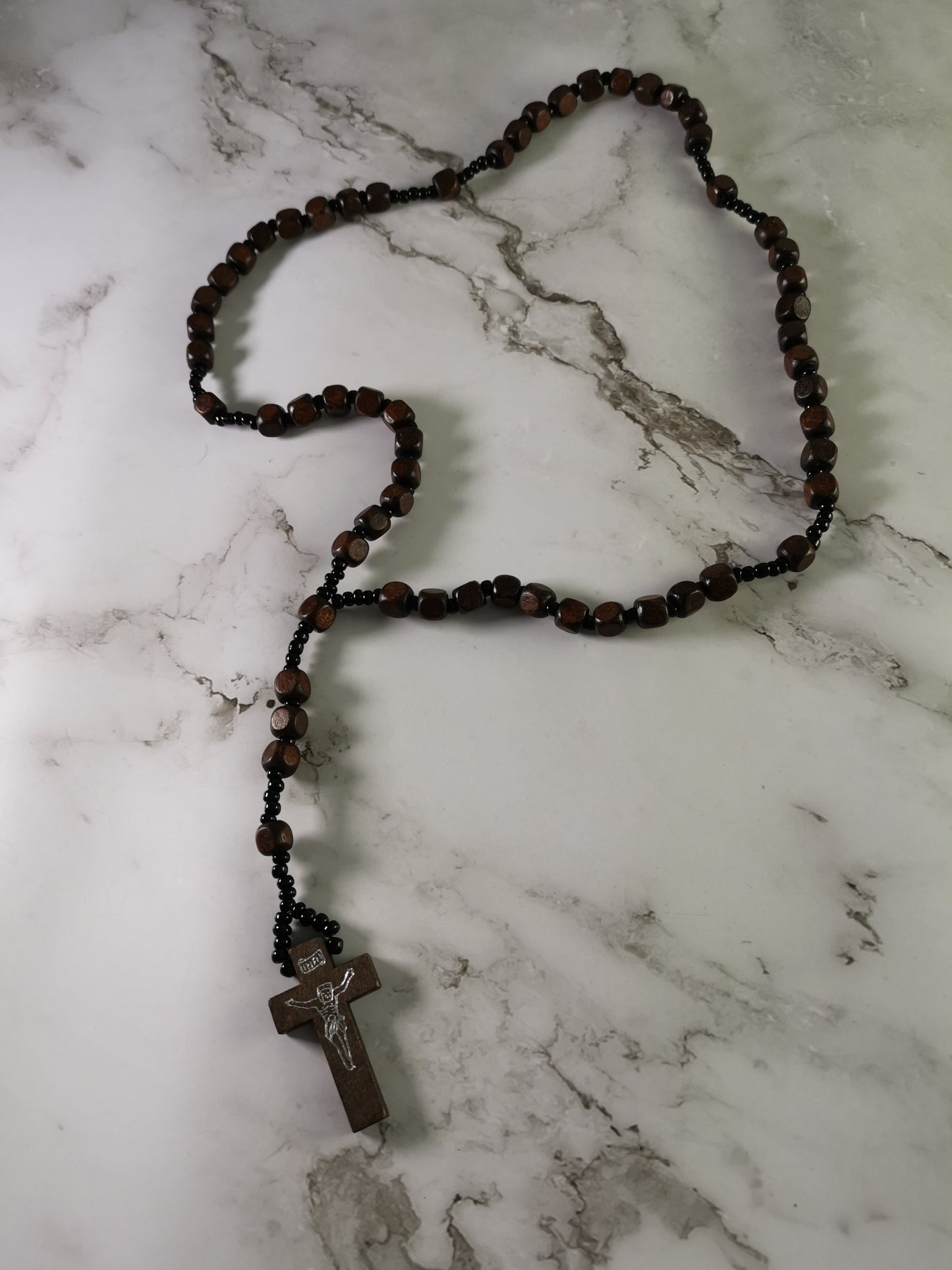 Puinen Tummanruskea Nelikulmahelminen Ruusukko