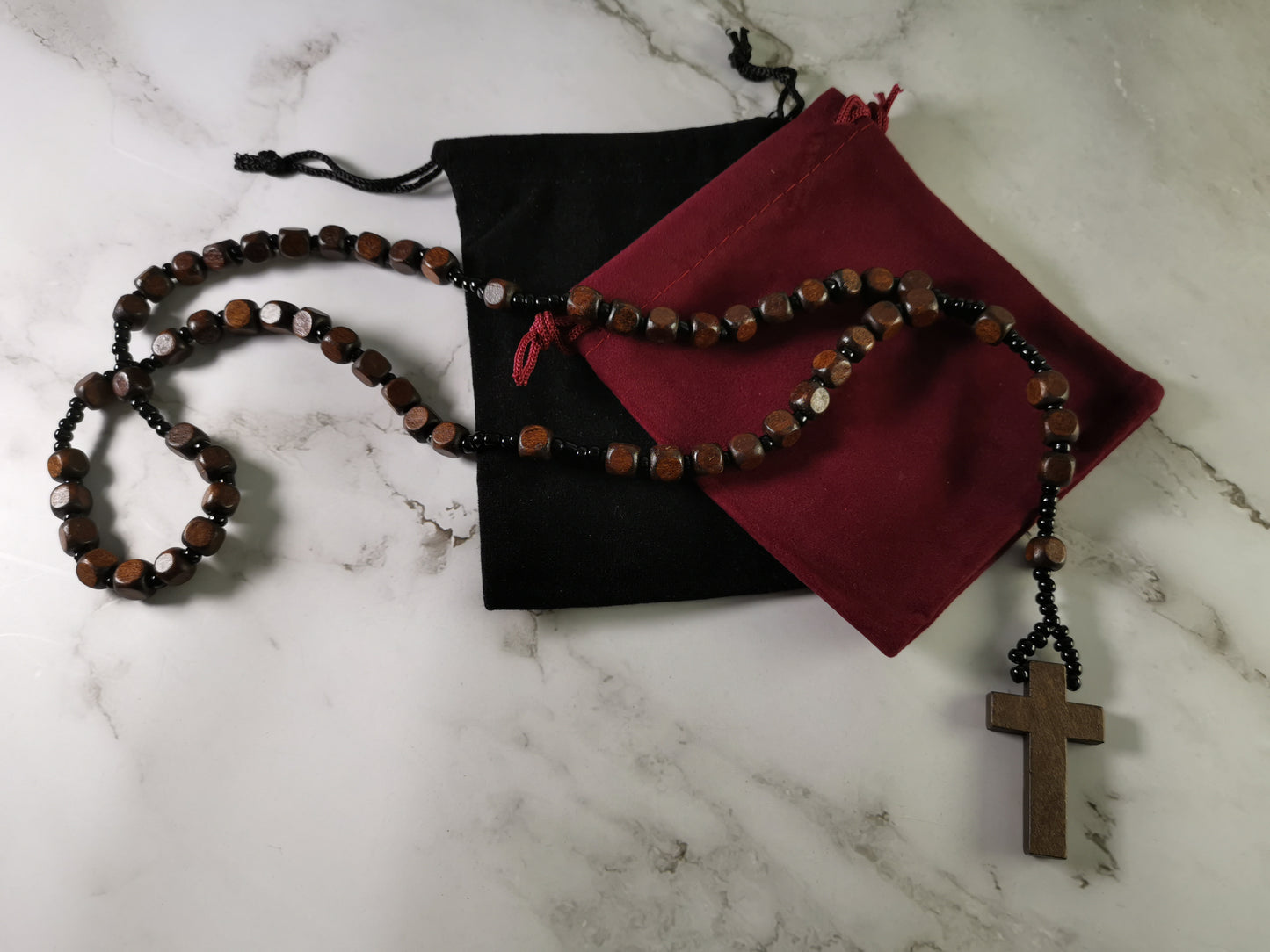 Puinen Tummanruskea Nelikulmahelminen Ruusukko