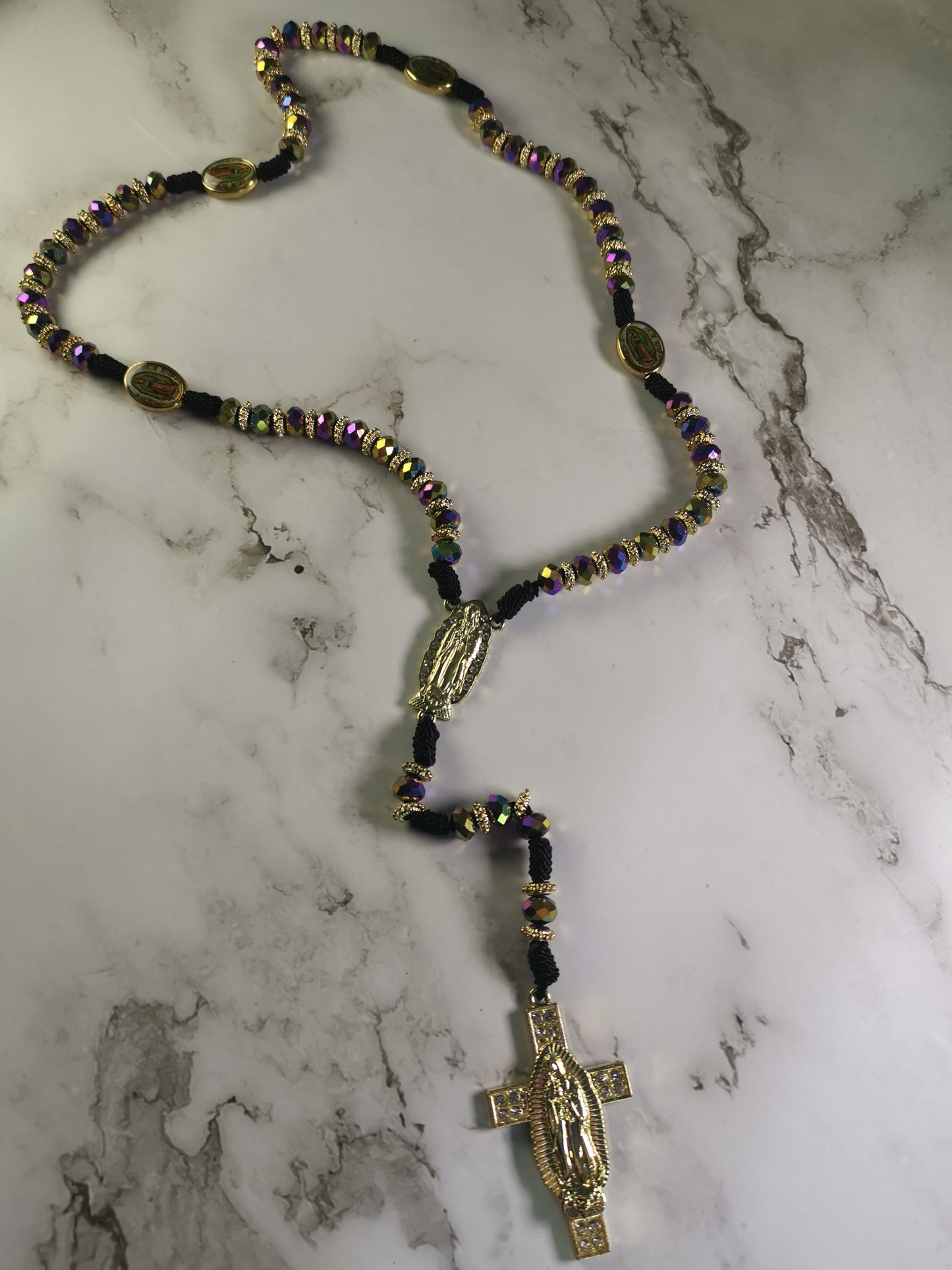 Musta Monivärinen Kristalli Ruusukko