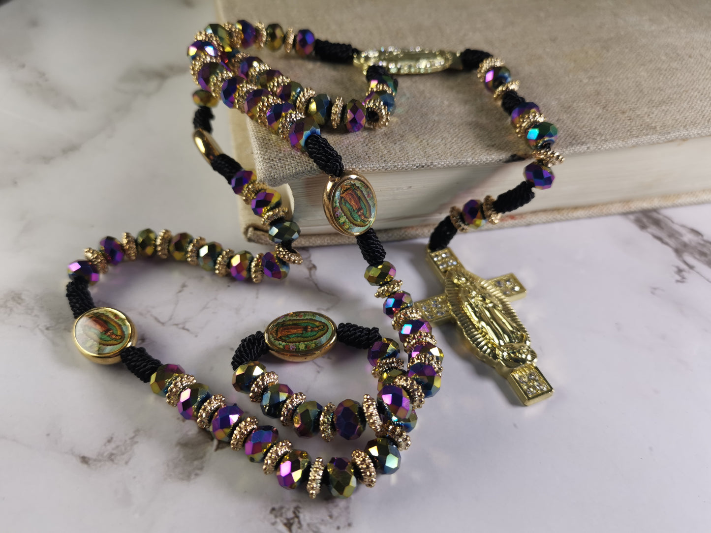 Musta Monivärinen Kristalli Ruusukko