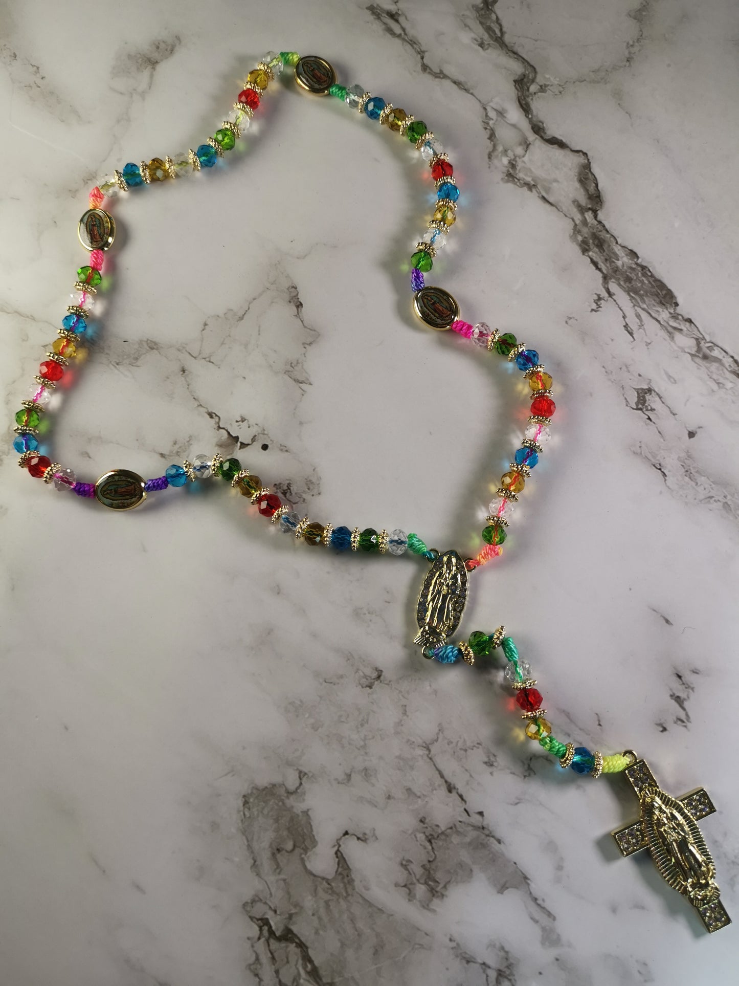 Monivärinen Kristalli Ruusukko