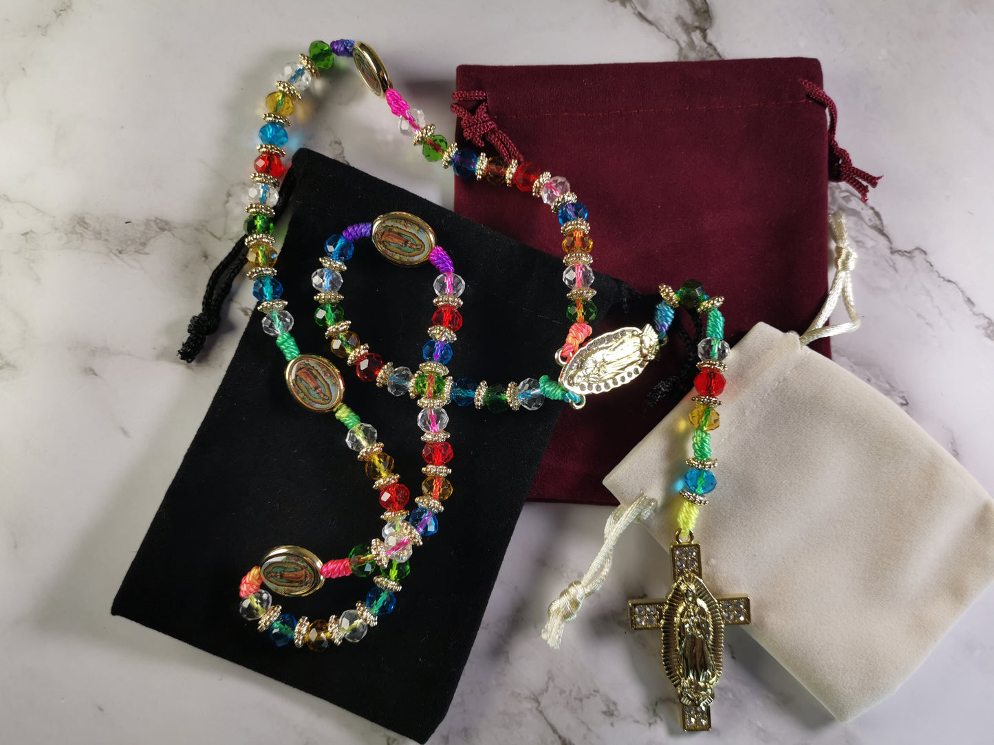 Monivärinen Kristalli Ruusukko