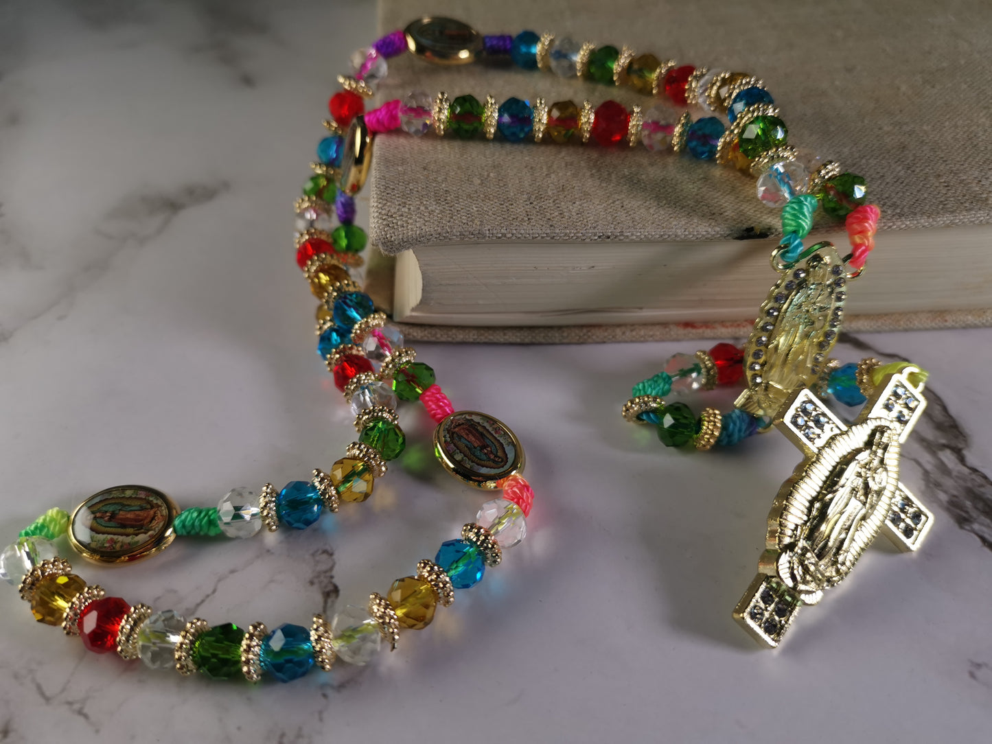 Monivärinen Kristalli Ruusukko