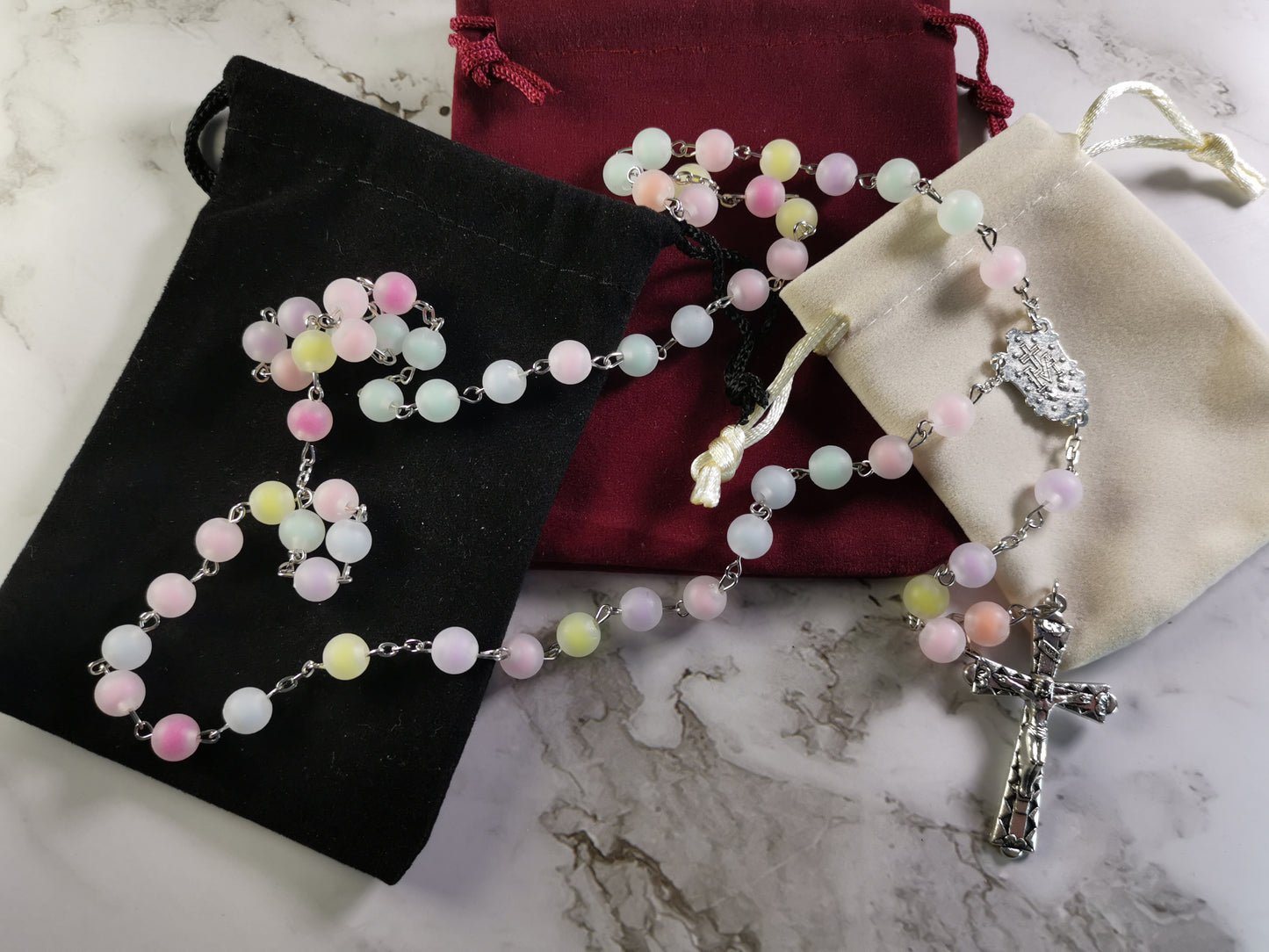 Pastellivärisillä Helmillä Ruusukko