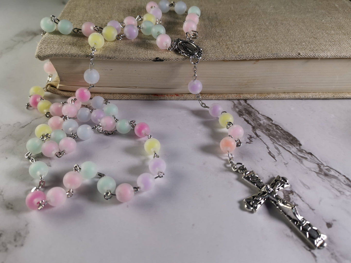 Pastellivärisillä Helmillä Ruusukko