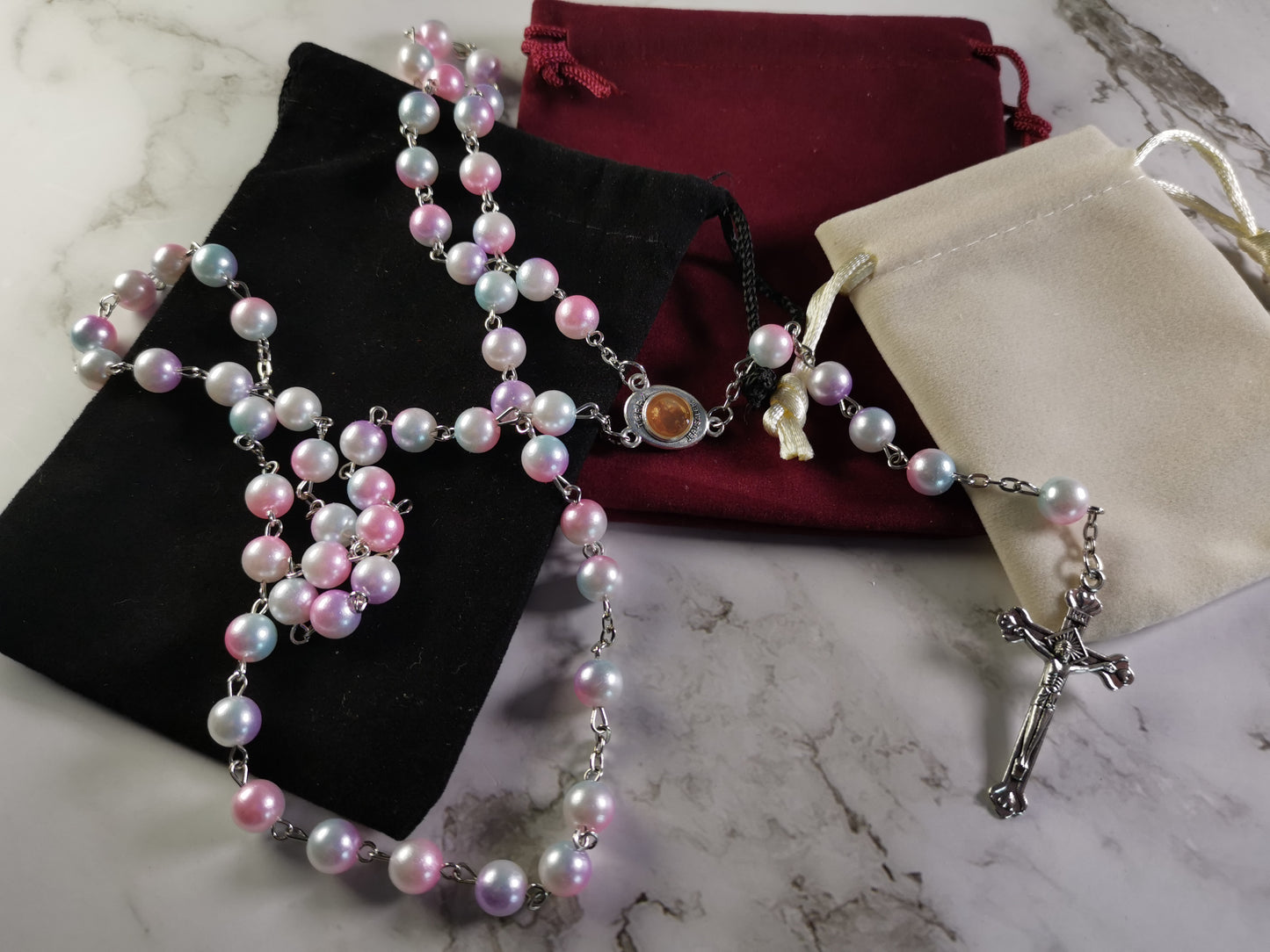 Haaleavärisillä Helmillä Ruusukko