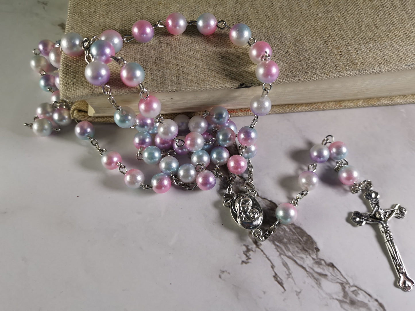 Haaleavärisillä Helmillä Ruusukko