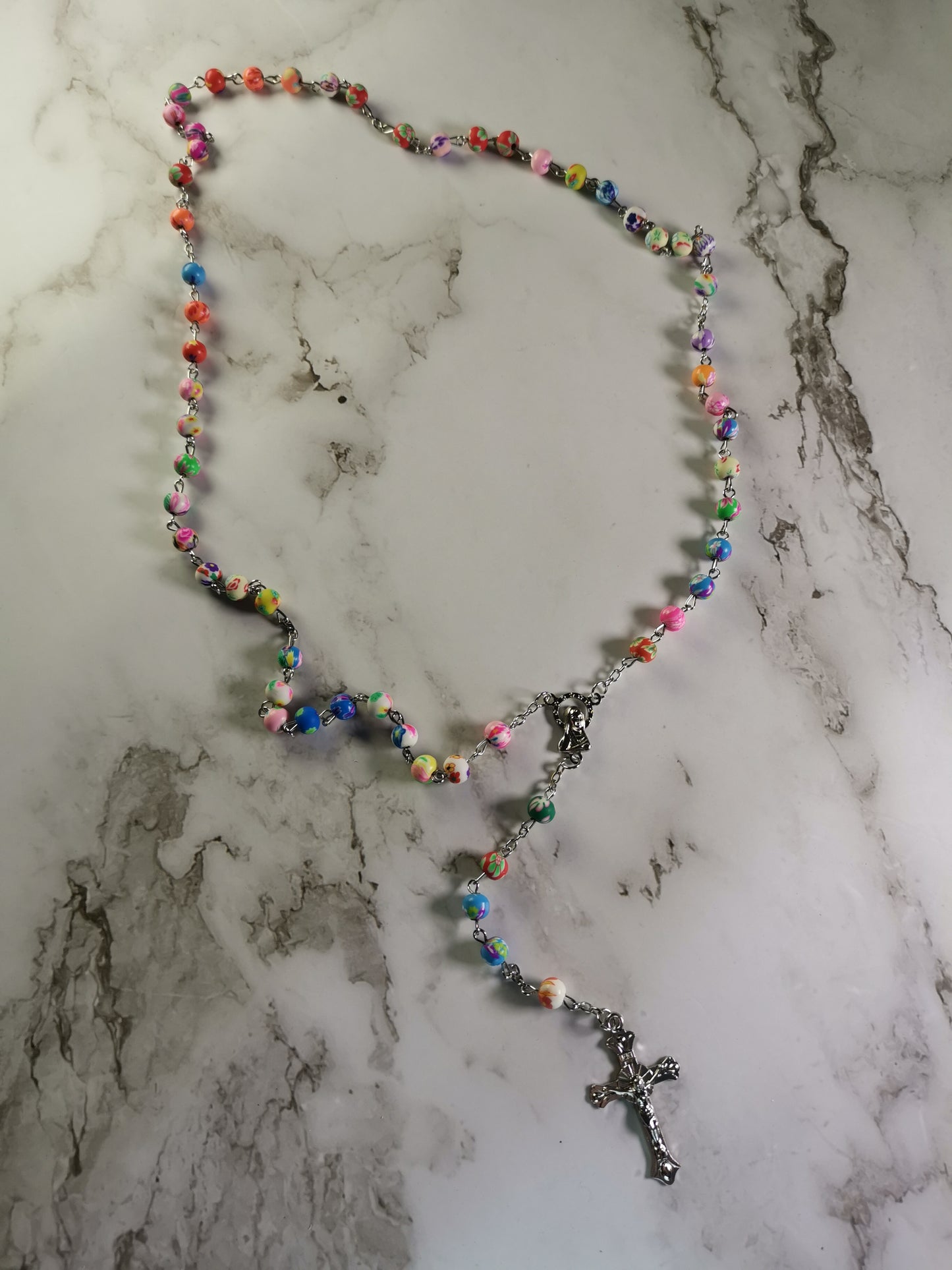 Monivärisillä Helmillä Ruusukko