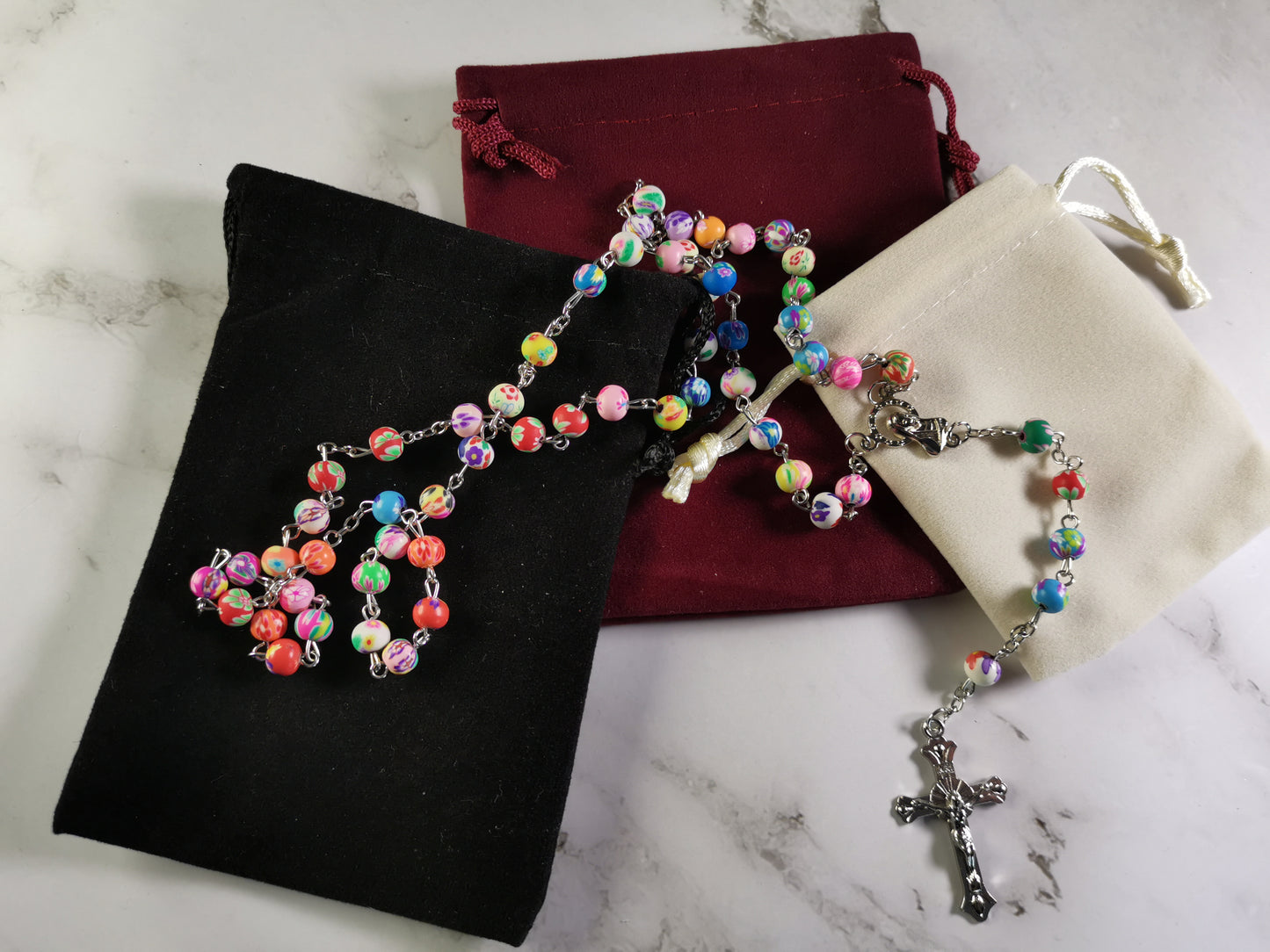 Monivärisillä Helmillä Ruusukko