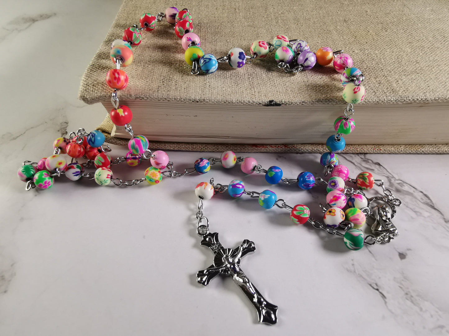 Monivärisillä Helmillä Ruusukko