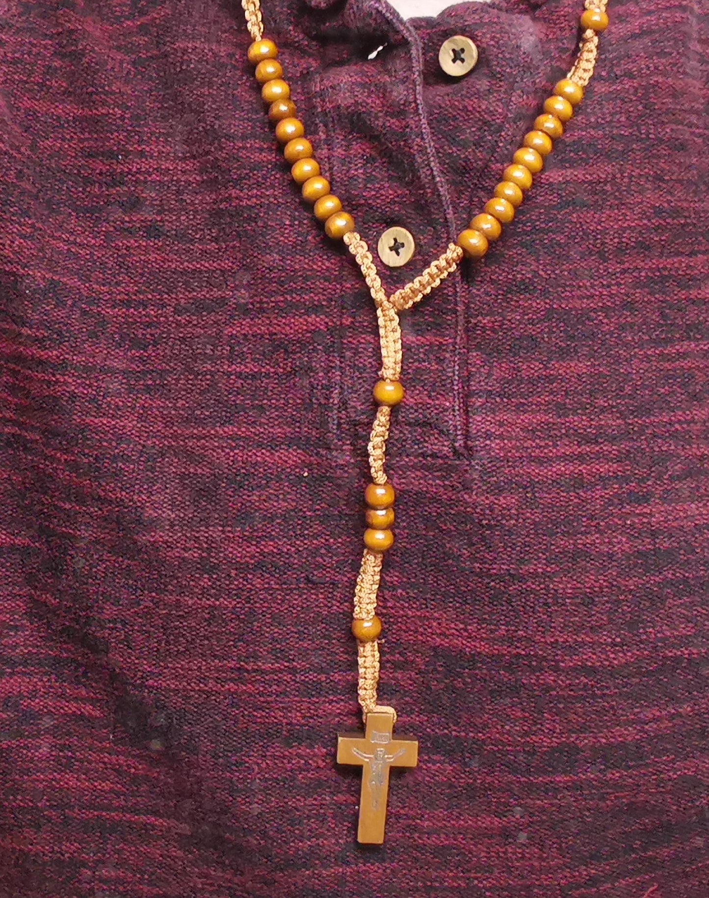 Ruskea Puinen Ruusukko Keltaisella Nauhalla